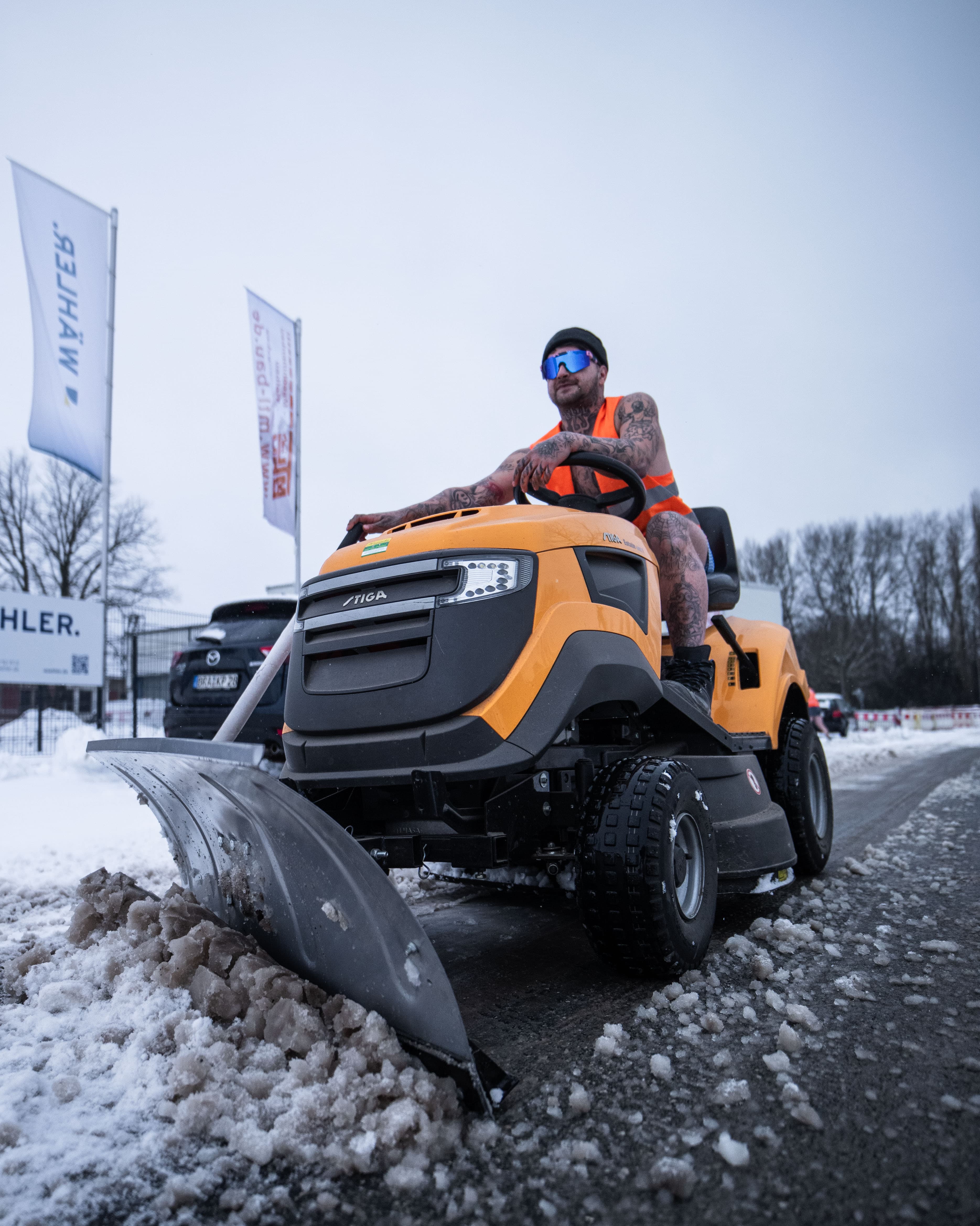 Mann auf Schneepflug im Winter